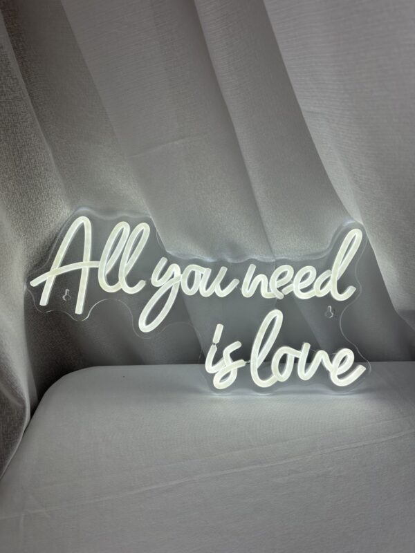 LED nápis "All you need is love"