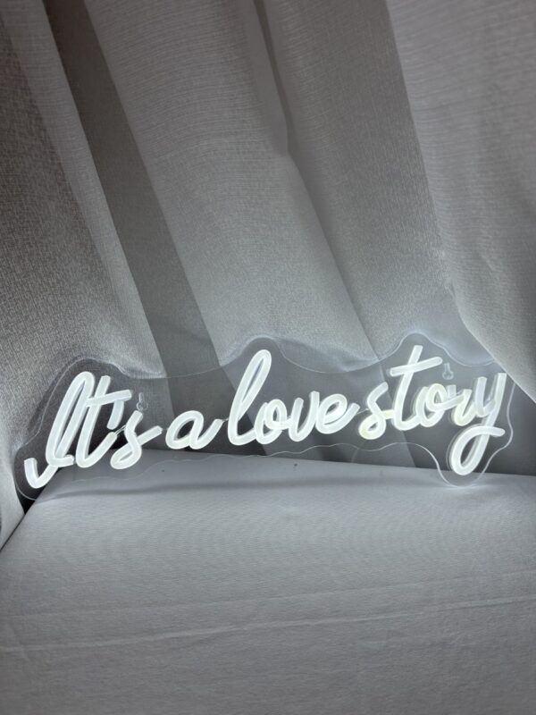 LED nápis "It"s a love story"